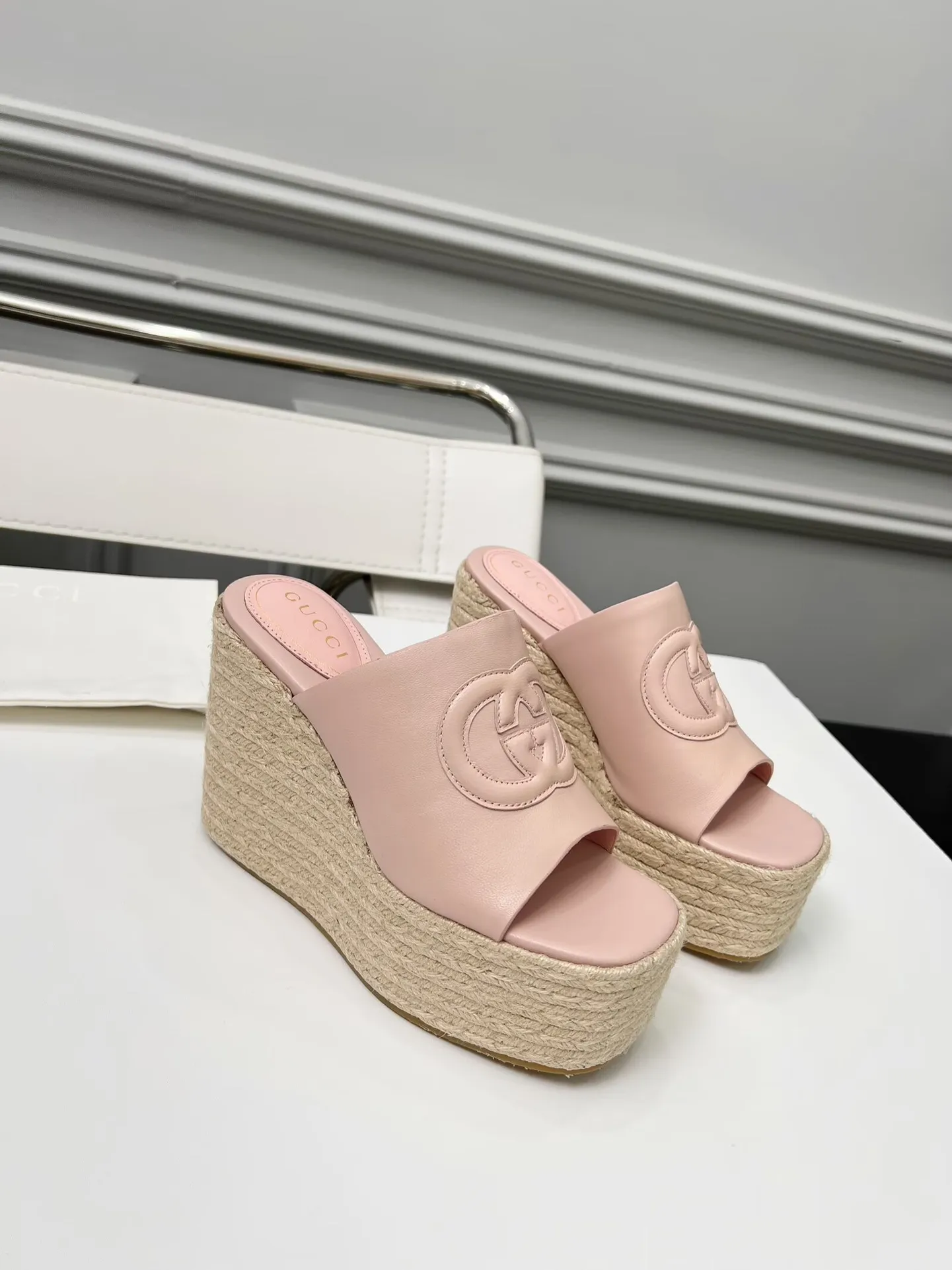 👟👟Ex-factory price 460👟👟 Gucci’s new slippers, fashionable, high-end and full of personality✅ Very stable, comfortable and durable for daily use, convenient and unique for daily matching, a must-have classic for summer, the upper is made of GUCCI brand stitching Fabric: cowhide Lining/feet: sheepskin Platform height: 11cm Color: black, white, brown, burgundy, pink Code number: 35-42 (41 and 42 need to be customized) Packaging: Comes with cloth bag and card.